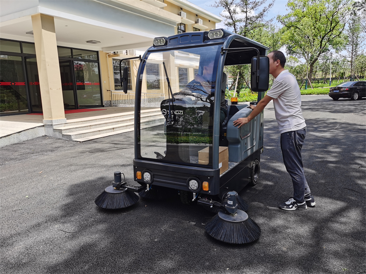 揚(yáng)子清掃方案：公園園區(qū)瀝青路面適合用什么掃地機(jī)？
