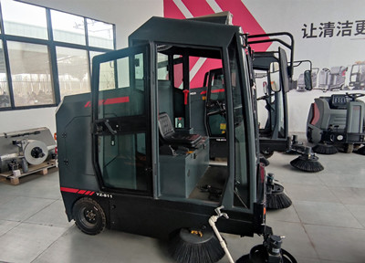 為什么要從駕駛式掃地機(jī)廠(chǎng)家直接購(gòu)買(mǎi)設(shè)備